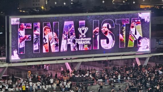 Telão da Neo Química Arena festeja Corinthians finalista (foto: João Victor Pena/No Ataque)