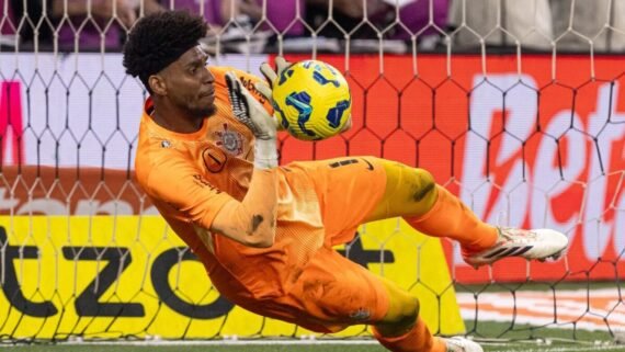 Momento em que Hugo Souza defende pênalti (foto: Rodrigo Coca/Agência Corinthians)