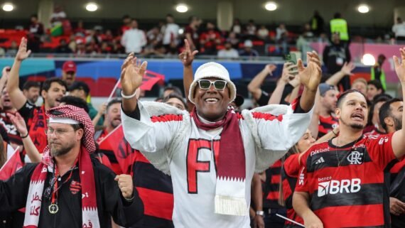 Torcedores do Flamengo em jogo com PSG (foto: Karim Jaafar/AFP)