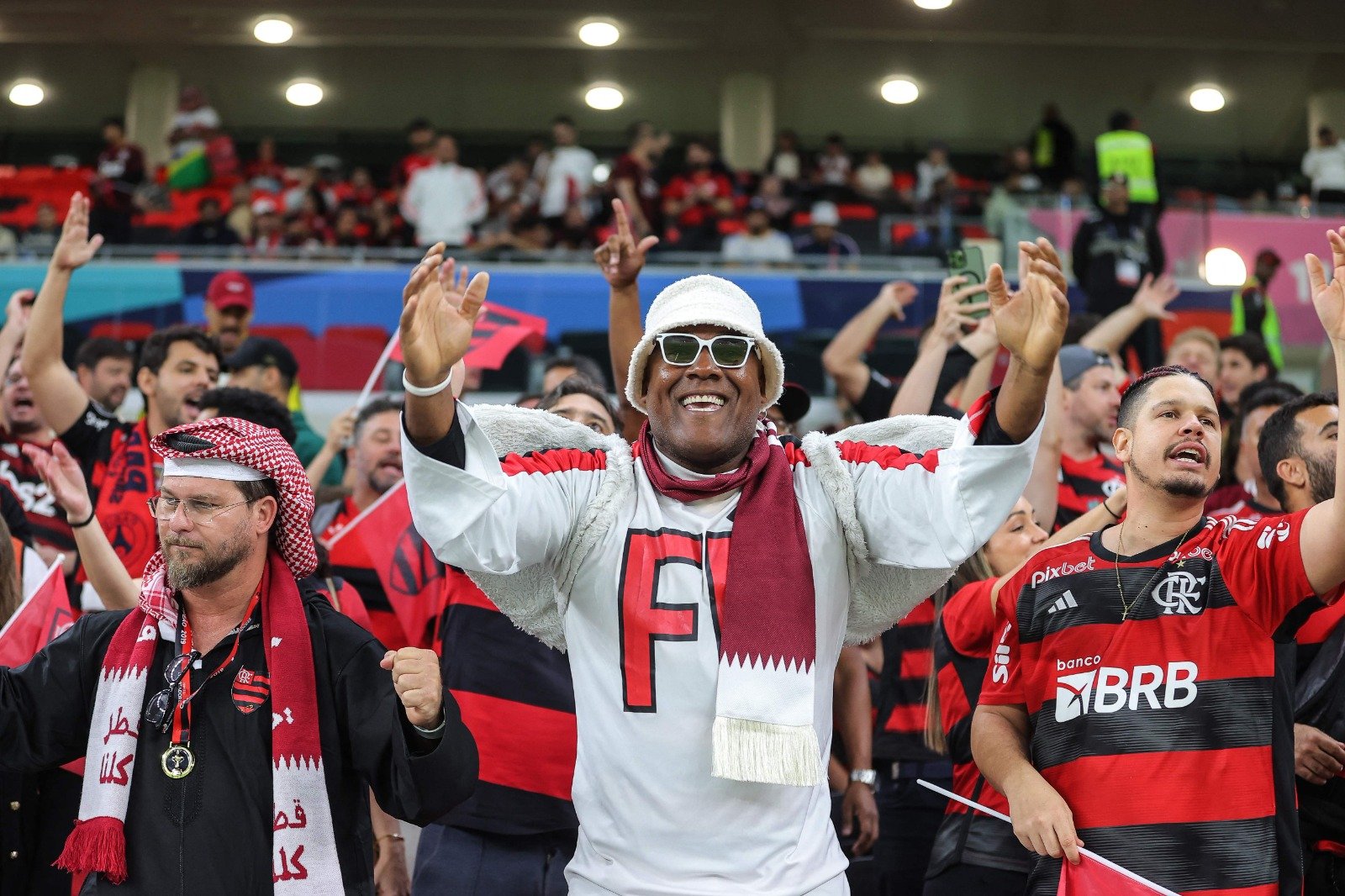 Torcedores do Flamengo em jogo com PSG (foto: Karim Jaafar/AFP)