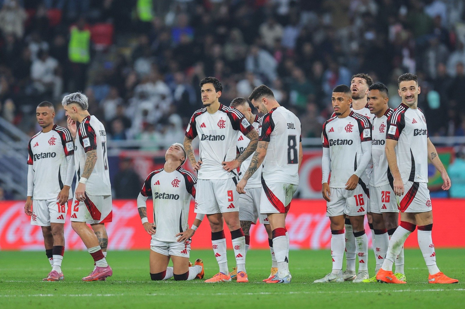 Jogadores do Flamengo na disputa por pênaltis contra o PSG (foto: Karim Jaafar/AFP)