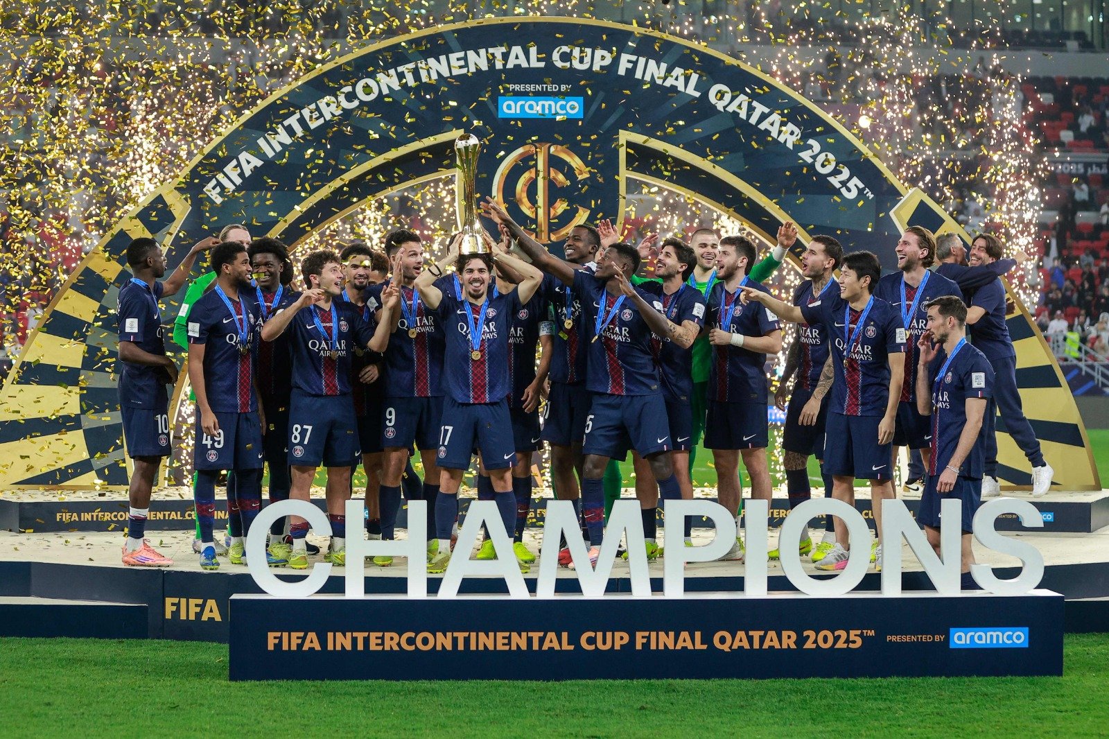 Jogadores do PSG erguem troféu da Copa Intercontinental (foto: Karim Jaafar/AFP)