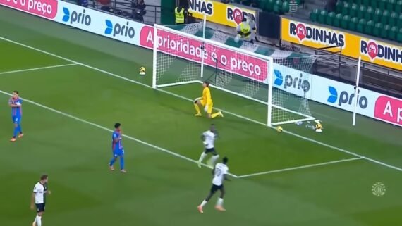 Matheus Mendes lamenta gol sofrido pelo Alverca diante do Sporting (foto: Reprodução/YouTube/SportTV Portugal)