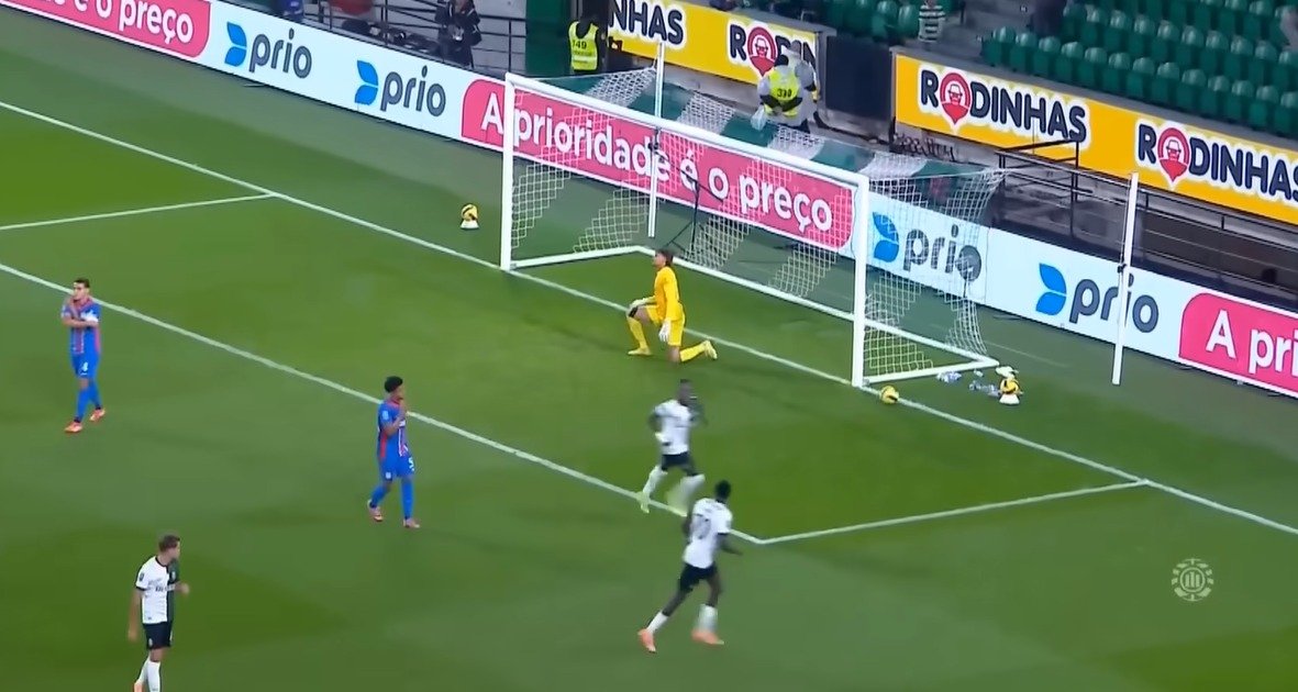 Matheus Mendes lamenta gol sofrido pelo Alverca diante do Sporting (foto: Reprodução/YouTube/SportTV Portugal)