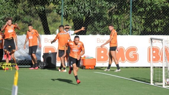 Ricardo Oliveira em treino do Atlético na Cidade do Galo (foto: Alexandre Guzanshe/EM/D.A Press)