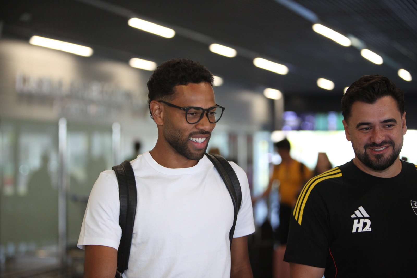 Renan Lodi na chegada a Belo Horizonte, antes de assinatura de contrato com o Atlético (foto: Edésio Ferreira/EM/D.A. Press)