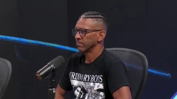 Djalminha, ex-jogador e comentarista da CazéTV (foto: Reprodução/CazéTV)