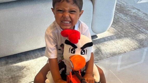 Caetano Lodi, filho de Renan Lodi, abraçado a galo de pelúcia (foto: Reprodução/Instagram/Renan Lodi)