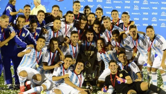 Jogadores da Argentina comemoram título em 2015 (foto: PABLO PORCIUNCULA/AFP - 8/2/2015)