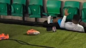 Zé Ivaldo foi derrubado por torcedor que buscava abraçar Neymar - Crédito: 