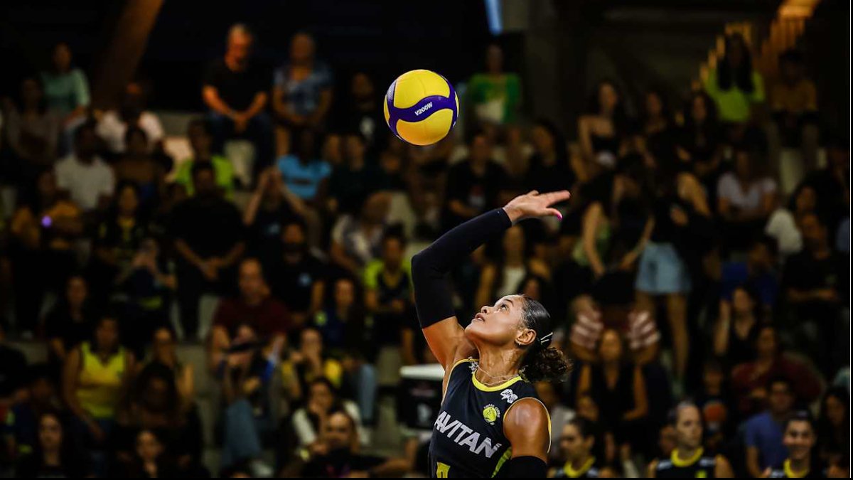 Adenizia em ação pelo Praia Clube contra o Zamalek (foto: Divulgação/FIVB)