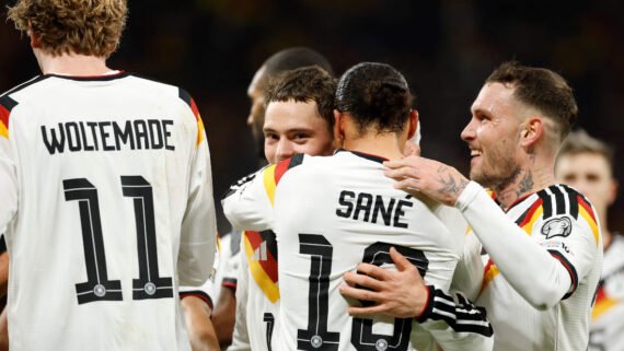 Jogadores da Alemanha comemoram gol (foto: Odd ANDERSEN / AFP)