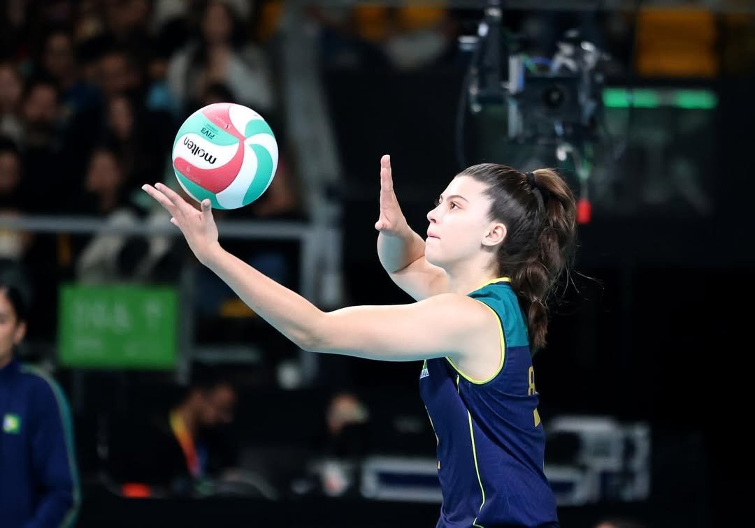Aline Segato em jogo pela Seleção Brasileira feminina de vôlei - (foto: Divulgação)