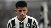 Thiago Almada cabisbaixo durante jogo pelo Botafogo (foto: MAURO PIMENTEL/AFP - 8/12/2024)