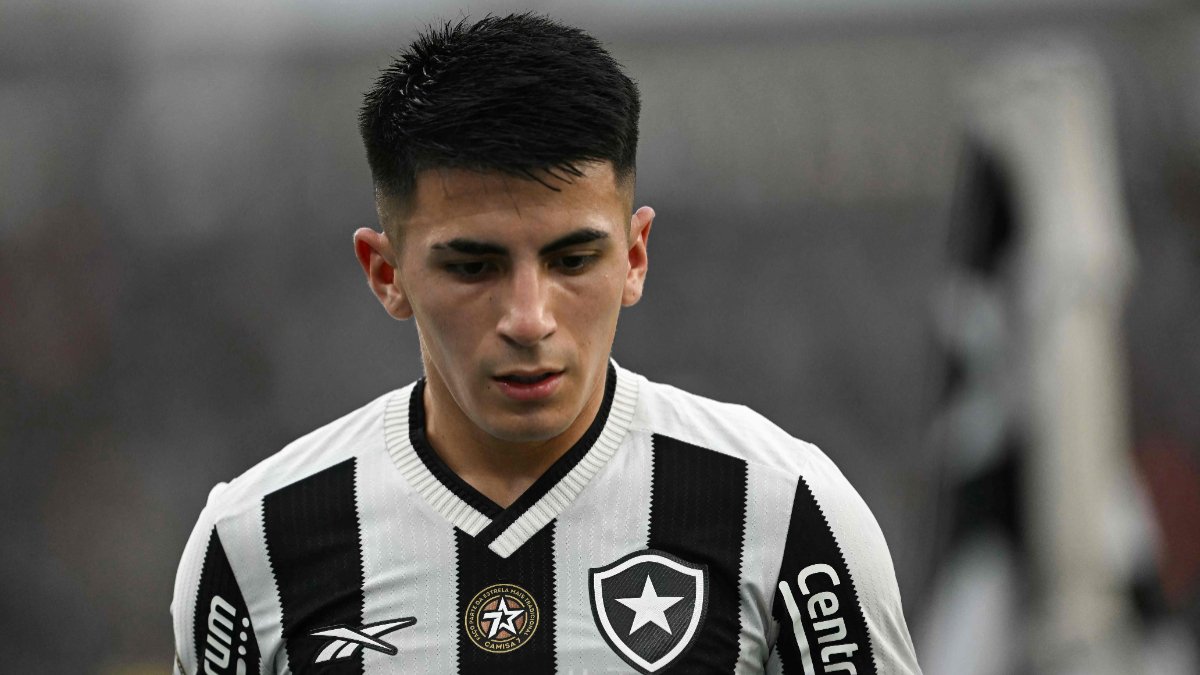 Thiago Almada cabisbaixo durante jogo pelo Botafogo (foto: MAURO PIMENTEL/AFP - 8/12/2024)