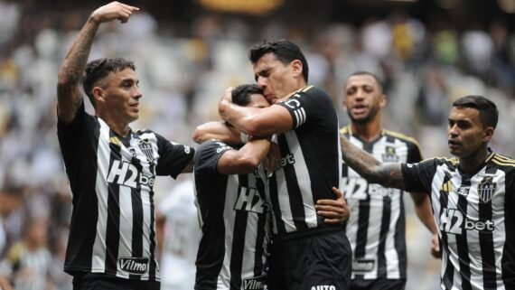 Jogadores do Atlético comemoram gol de Junior Alonso contra o Vasco (foto: Alexandre Guzanshe/EM/D.A Press)