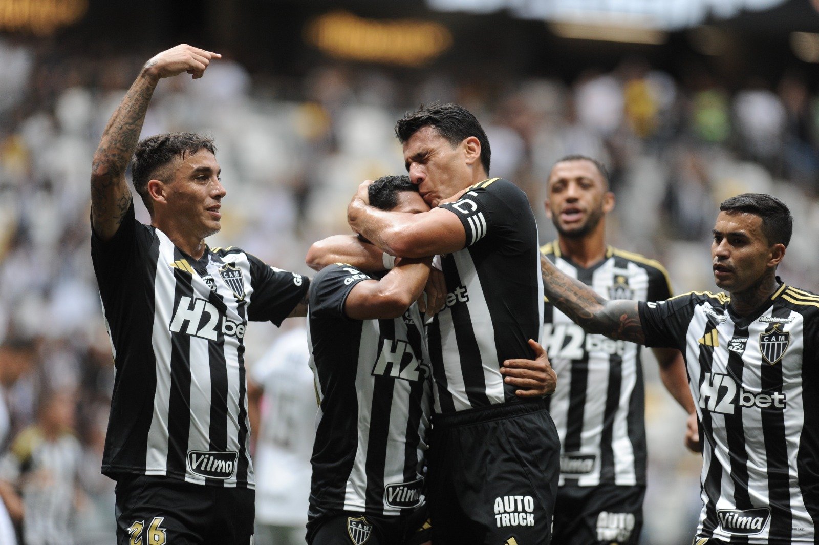 Jogadores do Atlético comemoram gol de Junior Alonso contra o Vasco - (foto: Alexandre Guzanshe/EM/D.A Press)