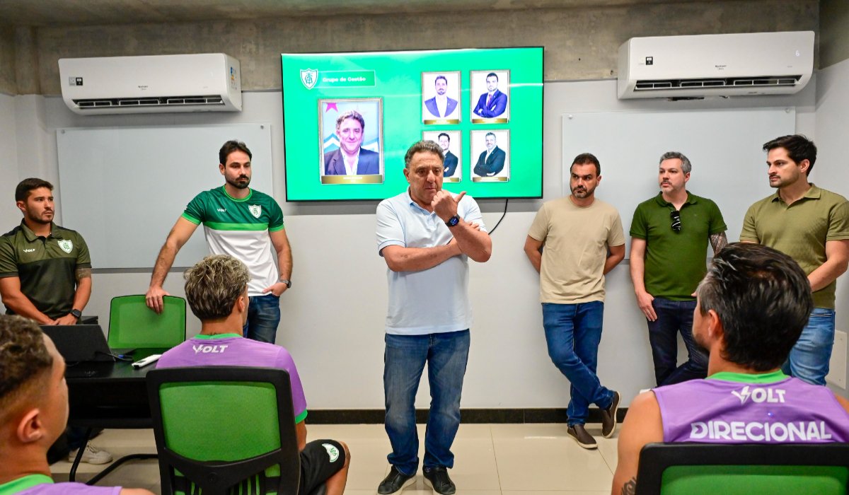 Salum conversou com jogadores antes de treino (foto: Mourão Panda / América)