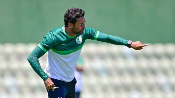 Técnico Alberto Valentim comanda treino do América (foto: Mourão Panda/América)