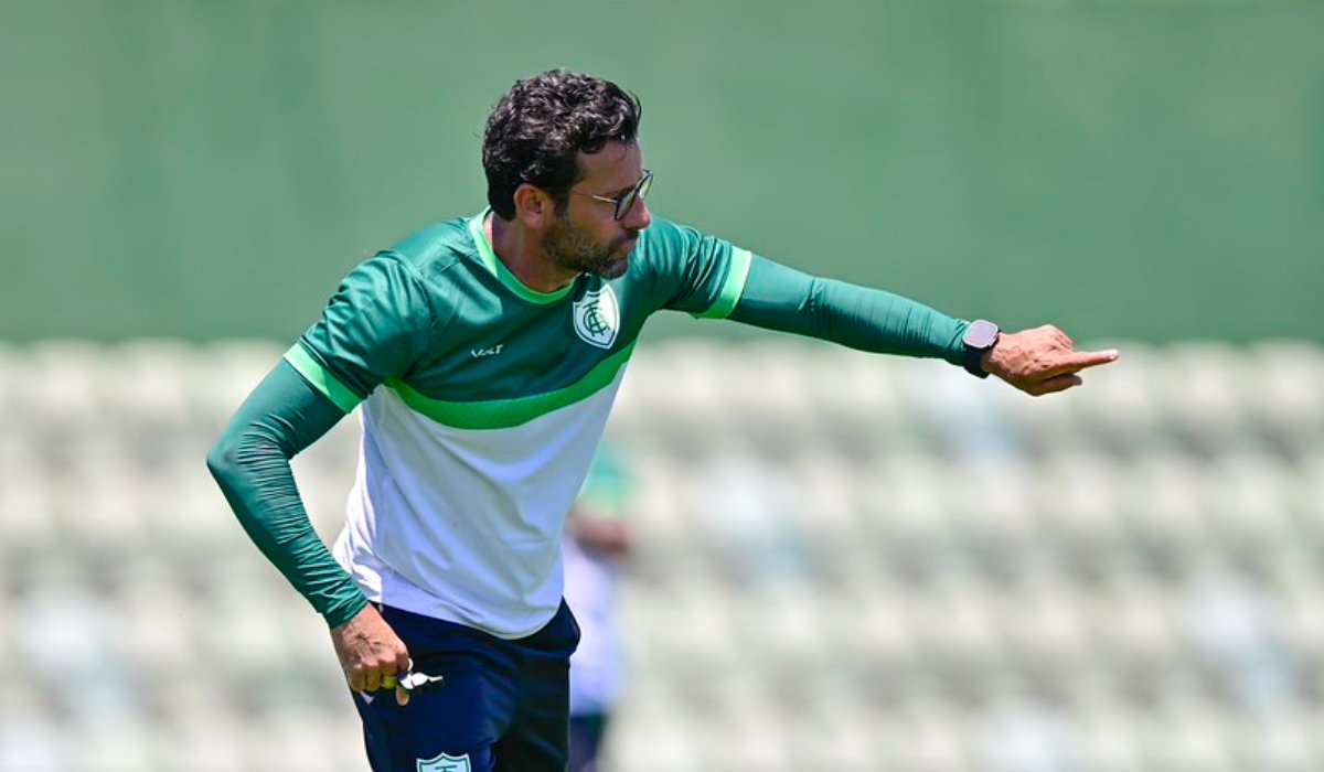 Técnico Alberto Valentim comanda treino do América (foto: Mourão Panda/América)