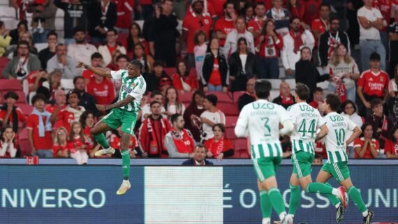 André Luiz salta para comemorar gol do Rio Ave (foto: Patrícia de Melo Moreira/AFP)