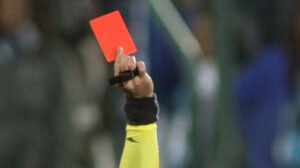 Cartão vermelho sendo aplicado  - Crédito: 