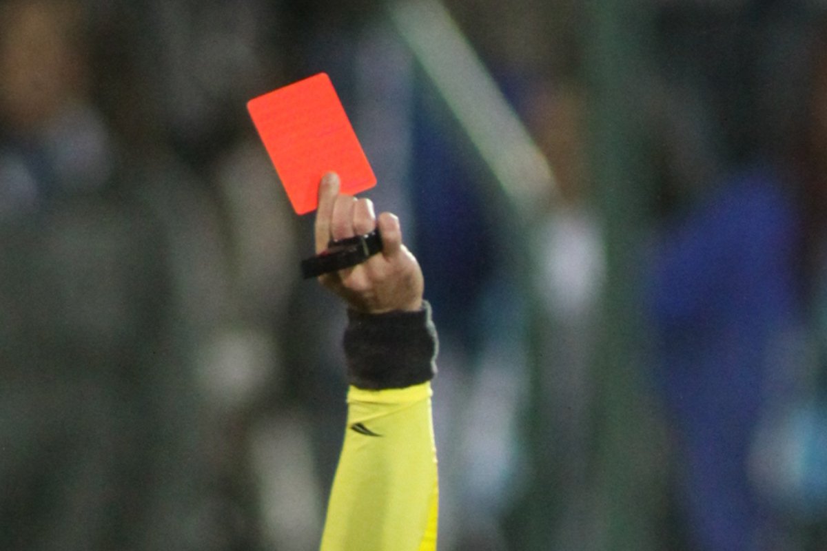 Imagem de um cartão vermelho sendo aplicado em jogo. Enquadramento de um antebraço. (foto: Rodrigo Clemente/ESP. EM/D.A PRESS)