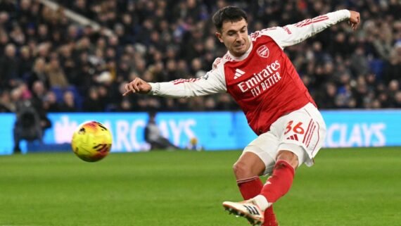 Arsenal lidera o Campeonato Inglês (foto: Oli Scarff/AFP)