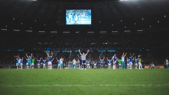 Jogadores do Cruzeiro saudando a torcida no Mineirão (foto: Gustavo Aleixo/Cruzeiro)