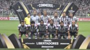 Rafael Carioca (terceiro em pé da esquerda para a direita) antes de jogo pelo Atlético na Copa Libertadores de 2017 (foto: Juarez Rodrigues/EM/D.A Press)