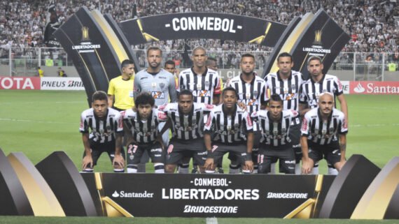 Rafael Carioca (terceiro em pé da esquerda para a direita) antes de jogo pelo Atlético na Copa Libertadores de 2017 (foto: Juarez Rodrigues/EM/D.A Press)