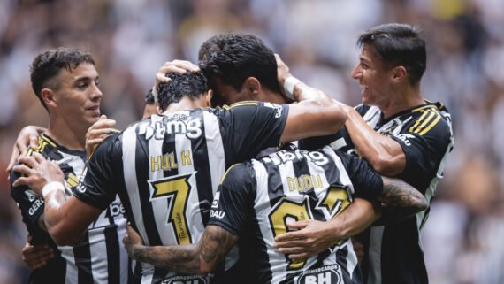 Jogadores do Atlético comemoram gol na Arena MRV (foto: Pedro Souza/Atlético)