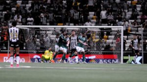 Jogadores do Atlético lamentam gol sofrido diante do Palmeiras - Crédito: 