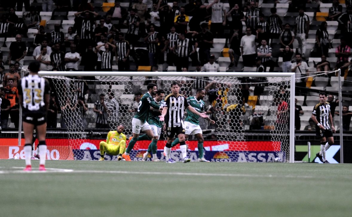 Atlético abusa de erros, é goleado pelo Palmeiras e amplia fracasso no Brasileiro