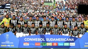 Time do Atlético reunido antes da final da Sul-Americana de 2025 (foto: Juan Mabromata/AFP)