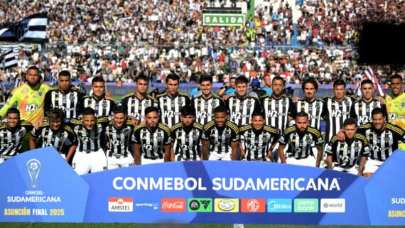 Time do Atlético reunido antes da final da Sul-Americana de 2025 (foto: Juan Mabromata/AFP)