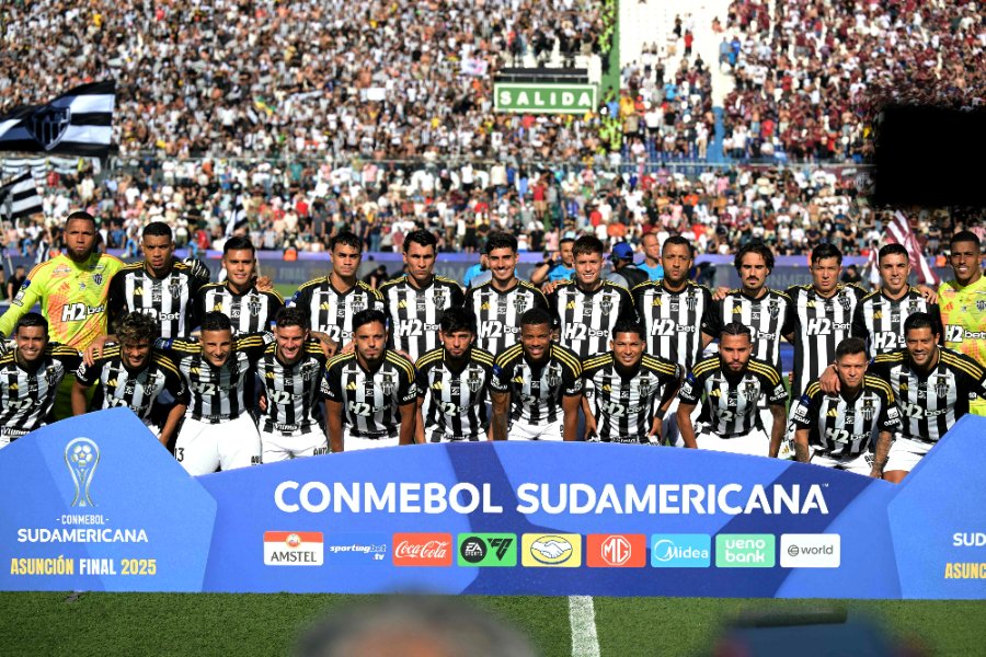 Time do Atlético reunido antes da final da Sul-Americana de 2025 (foto: Juan Mabromata/AFP)