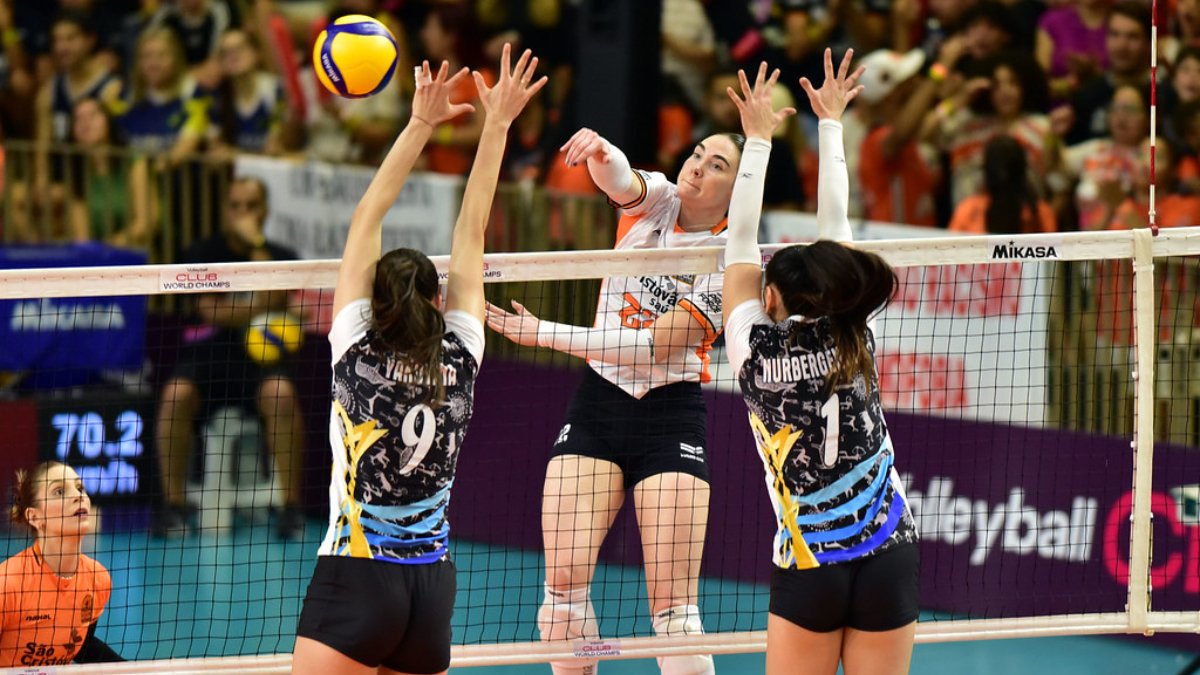 Baird em ação pelo Osasco no Mundial de Clubes Feminino de Vôlei (foto: Fotojump)