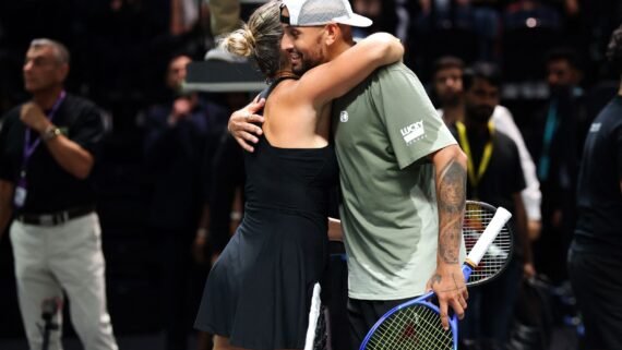 Aryna Sabalenka e Nick Kyrgios se abraçam (foto: Christopher Pike/AFP)