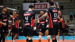 Time do Bauru comemorando a vitória em cima Guarulhos pela Superliga Masculina de Vôlei (foto: Felipe Wiira/Bauru)