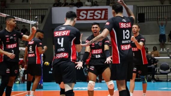 Time do Bauru comemorando a vitória em cima Guarulhos pela Superliga Masculina de Vôlei (foto: Felipe Wiira/Bauru)