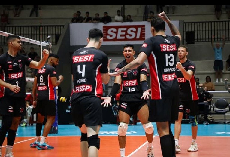 Time do Bauru comemorando a vitória em cima Guarulhos pela Superliga Masculina de Vôlei (foto: Felipe Wiira/Bauru)