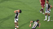 Biel, do Atlético (à esquerda), se lamenta por chance perdida na final da Sul-Americana (foto: José Bogado/AFP)