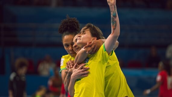Seleção Brasileira comemorando gol na conquista do título da Copa do Mundo de Futsal Feminino (foto: Fabio Souza/CBF)