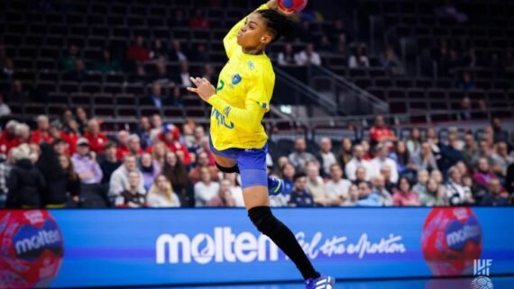 Bruna de Paula em jogo do Brasil no Mundial Feminino de Handebol (foto: Divulgação/IHF)