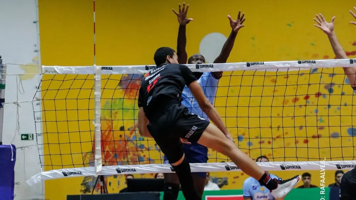 Bryan em ação pelo Guarulhos contra o Minas na Superliga Masculina de Vôlei (foto: Divulgação/Guarulhos)