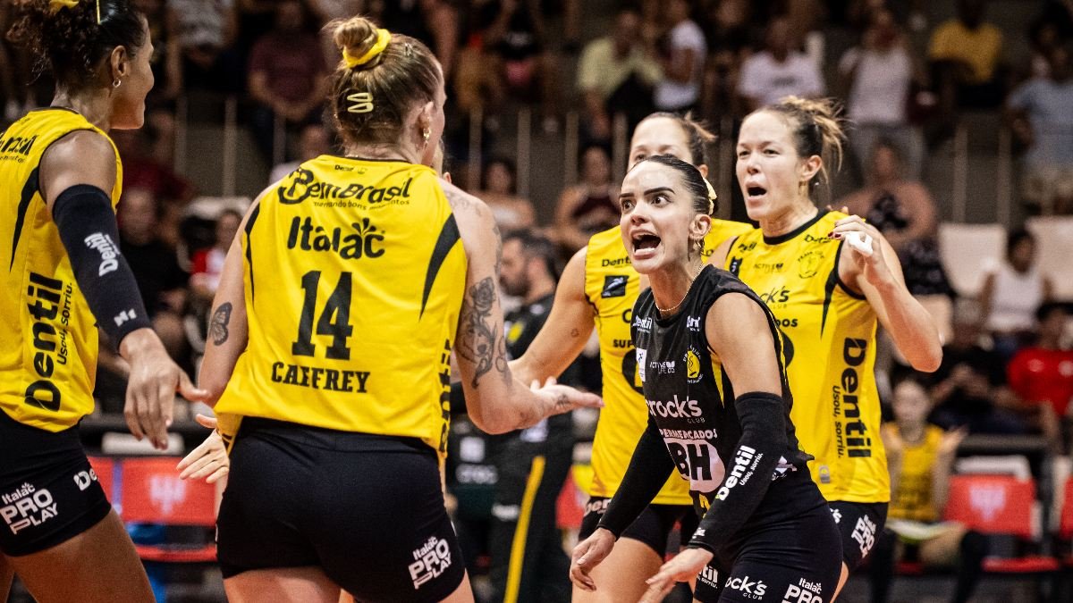 Caffrey (camisa 14) comemora ponto pelo Praia Clube na Superliga Feminina de Vôlei (foto: Thiago Mendes/Tijuca)
