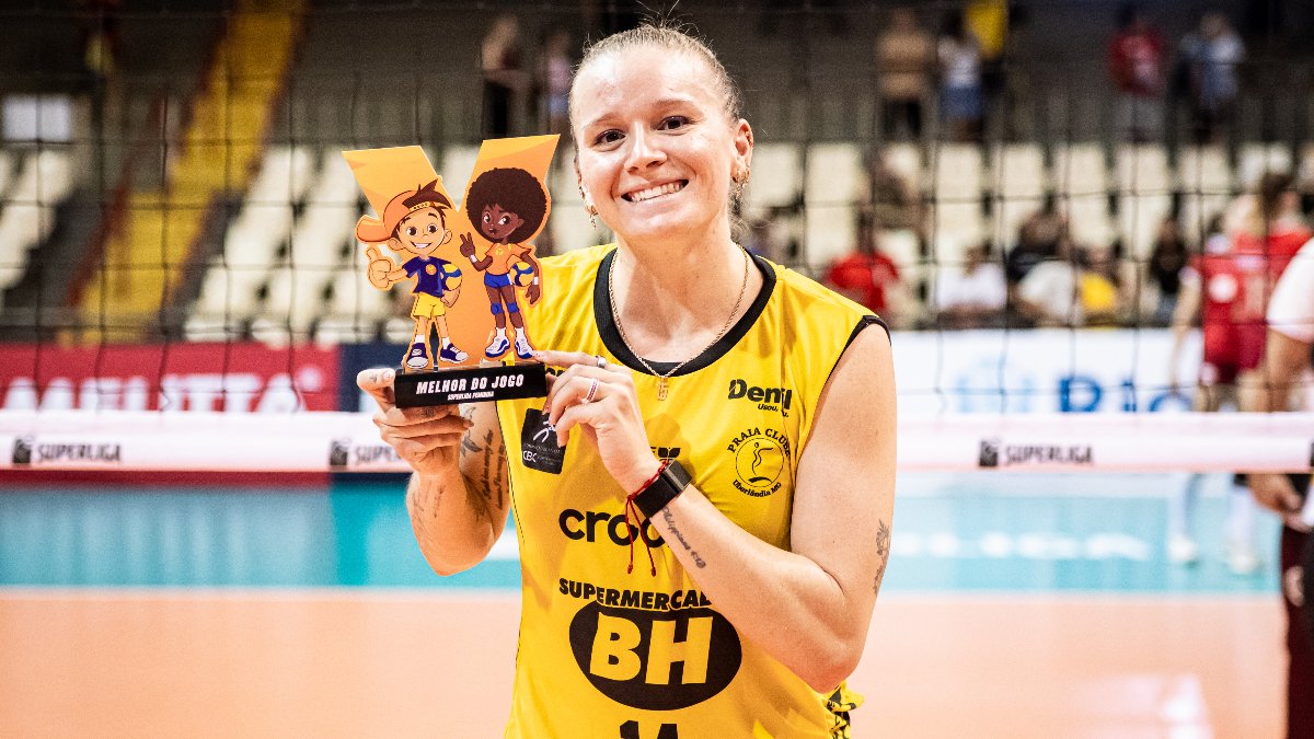 Caffrey posa com o prêmio Viva Vôlei, dado à melhor jogadora em quadra na Superliga Feminina de Vôlei - (foto: Thiago Mendes/Tijuca)