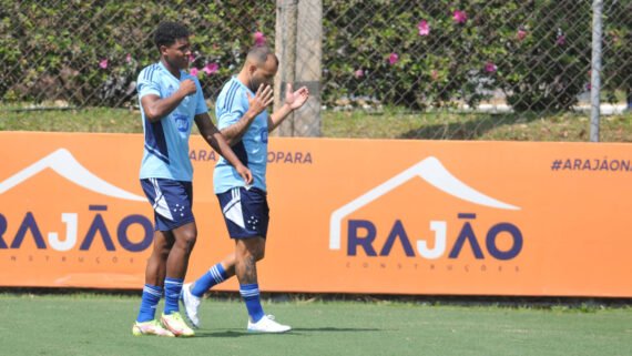 Lateral-direito Geovane Jesus e atacante Rodolfo em treinamento na Toca da Raposa 2, em Belo Horizonte, em outubro de 2022 (foto: Gladyston Rodrigues/EM/D.A Press)