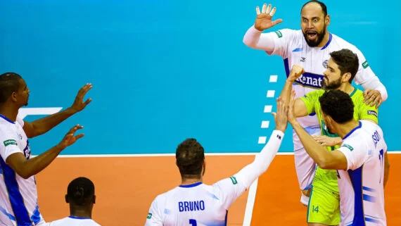 Campinas comemora ponto durante o Mundial de Clubes Masculino de Vôlei (foto: Divulgação/FIVB)